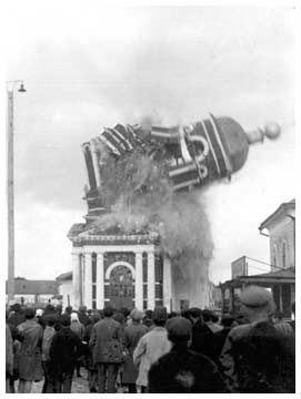 Взрыв  колокольни  церкви Рождества Христова в 1920 г.