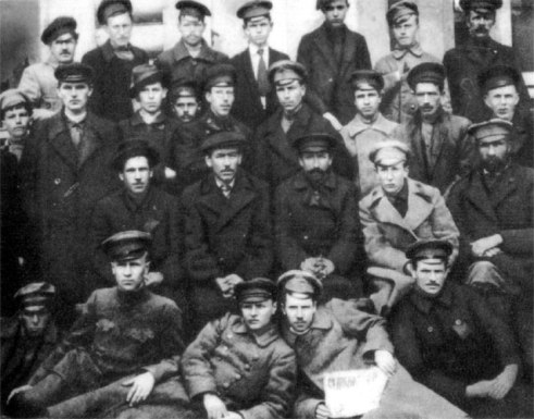 Группа советских работников г.Судогды в 1918 году, в первом ряду третий слева - уездный военком К.А.Мерецков, во втором ряду третий справа - П.В.Ошмарин - председатель уездного исполкома.