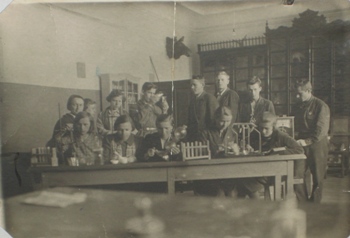 Химический кружок в средней школе № 1 май 1941.