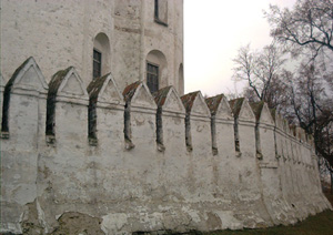 Монастырская ограда,  ошибочно принимаемая за кремлевскую стену.