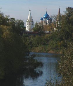 Кремль находится в излучине реки К;аменки.