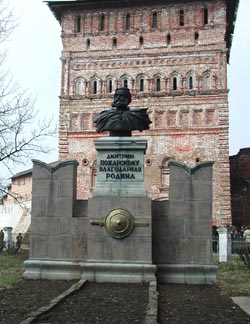 Памятник  Дмитрию Пожарскому  перед Спасо-Ефимьевым монастырем.